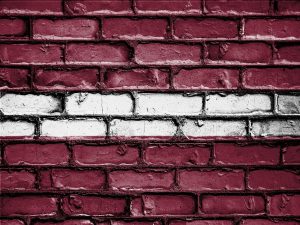 Mūris Latvijas karoga krāsās