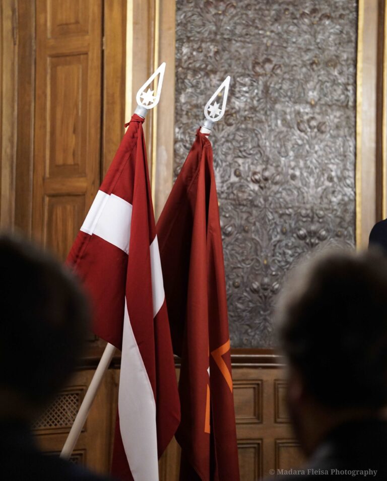 Latvijas un biedrības Austošā Saule karogi